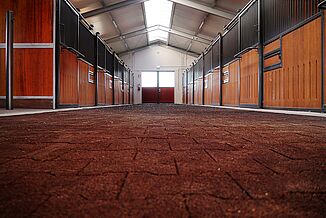Stallgasse mit rotem Verbundpflaster aus Gummi