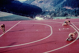Bau eines Sportbodens Einbau eines Sportbodens aus Kunststoff