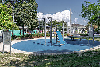Espace de gymnastique suédoise à Ludwigshafen équipé d'un revêtement de sol de sécurité REGUPOL playfix FX Espace de gymnastique suédoise situé sur la Rudolf-Hoffmann-Platz à Ludwigshafen am Rhein, équipé d'appareils d'entraînement et d'un revêtement de sol de sécurité REGUPOL playfix FX bleu