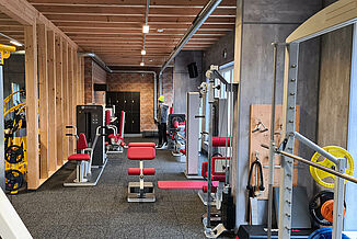 Vue intérieure du RhönFit TherapieZentrum à Dermbach avec différents appareils de fitness sur un sol de studio de fitness REGUPOL.