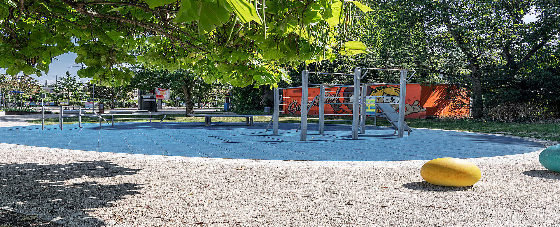 Calisthenics facility at Rudolf-Hoffmann-Platz in Ludwigshafen with REGUPOL playfix FX Aerial view of the calisthenics facility at Rudolf-Hoffmann-Platz in Ludwigshafen am Rhein with blue REGUPOL playfix FX safety flooring