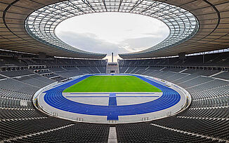 Stade olympique de Berlin avec piste bleue – le miracle bleu. Vue de l’arène vide d’athlétisme. Stade olympique de Berlin avec piste bleue emblématique, surnommée « le miracle bleu ». Stade vide destiné aux compétitions nationales et internationales d’athlétisme.