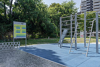 Équipements d'entraînement à la gymnastique suédoise à Ludwigshafen, équipés du revêtement de sol de sécurité REGUPOL playfix FX Équipements d'entraînement à la gymnastique suédoise sur la Rudolf-Hoffmann-Platz à Ludwigshafen am Rhein, posés sur un revêtement de sol de sécurité bleu REGUPOL playfix FX
