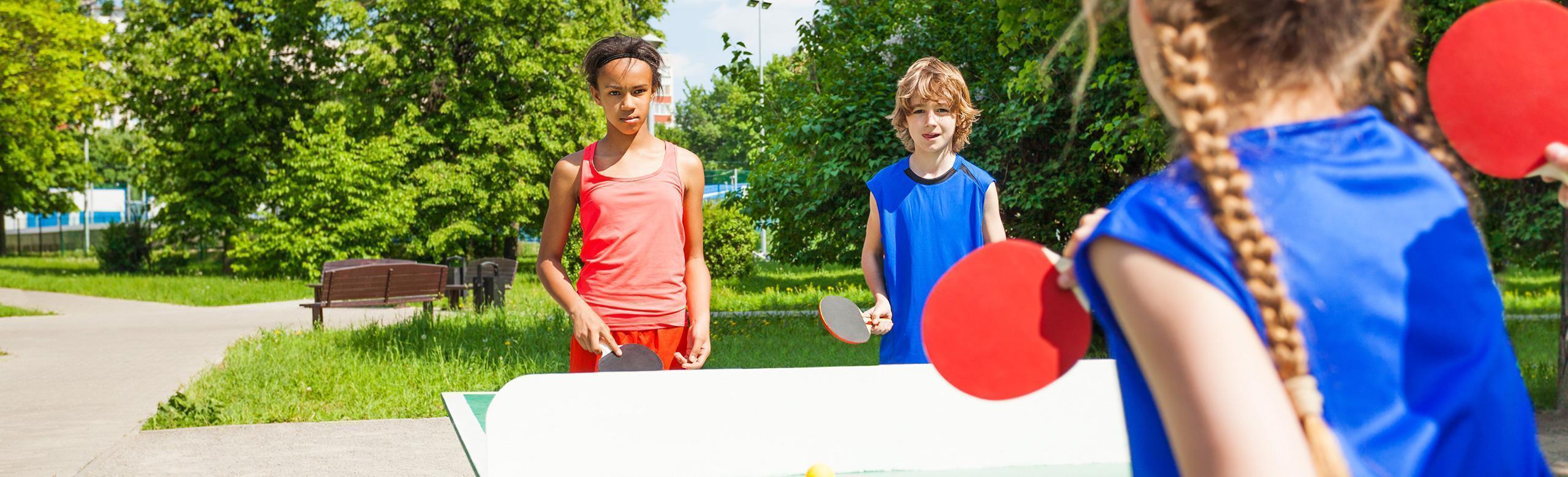 Revêtement de sol synthétique sûr de REGUPOL. Les enfants jouent au tennis de table sur un sol synthétique de REGUPOL.